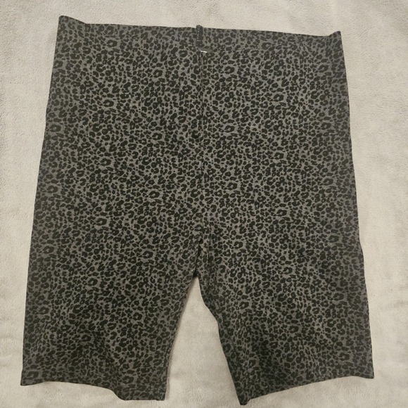 LOFT Pants - LOFT sculpt bike shorts‎ gray and black subtle leopard print M